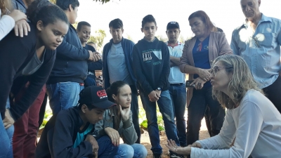 Alunos da Escola Municipal José Maria aprendem a elaborar e manter um canteiro de minhocas para produção de húmus.